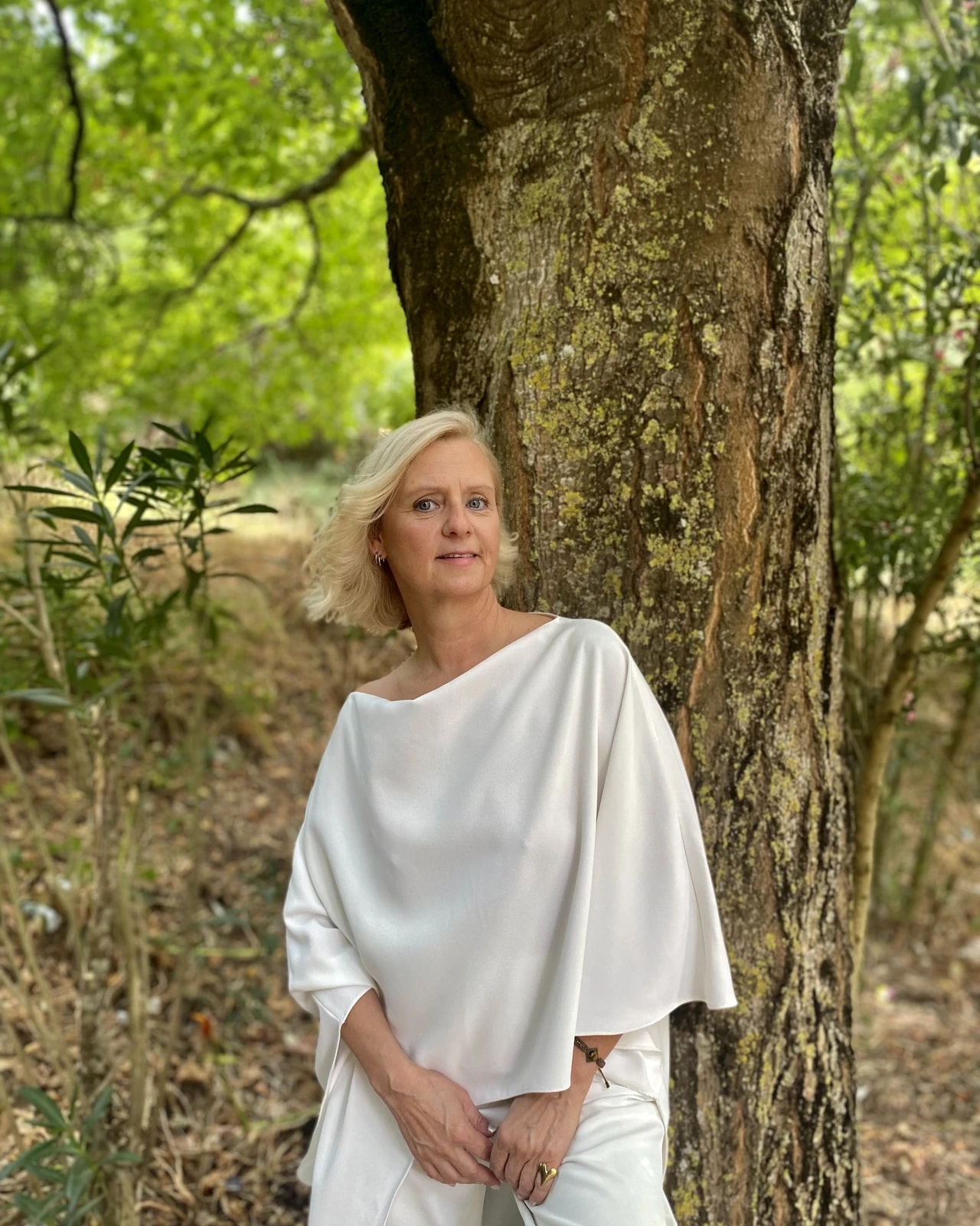 Hortênsia Monteiro junto a uma árvore